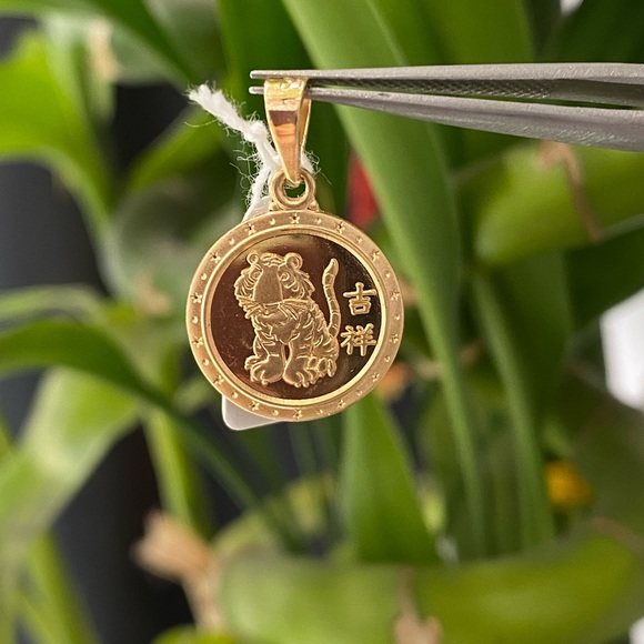 18K Yellow Gold Round Small Size Year of the Tiger Pendant